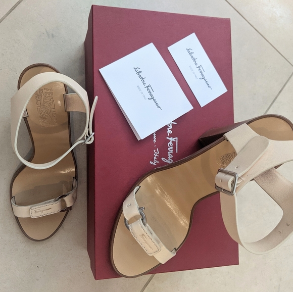 Salvatore Ferragamo open toe heels - Picture 2 of 9